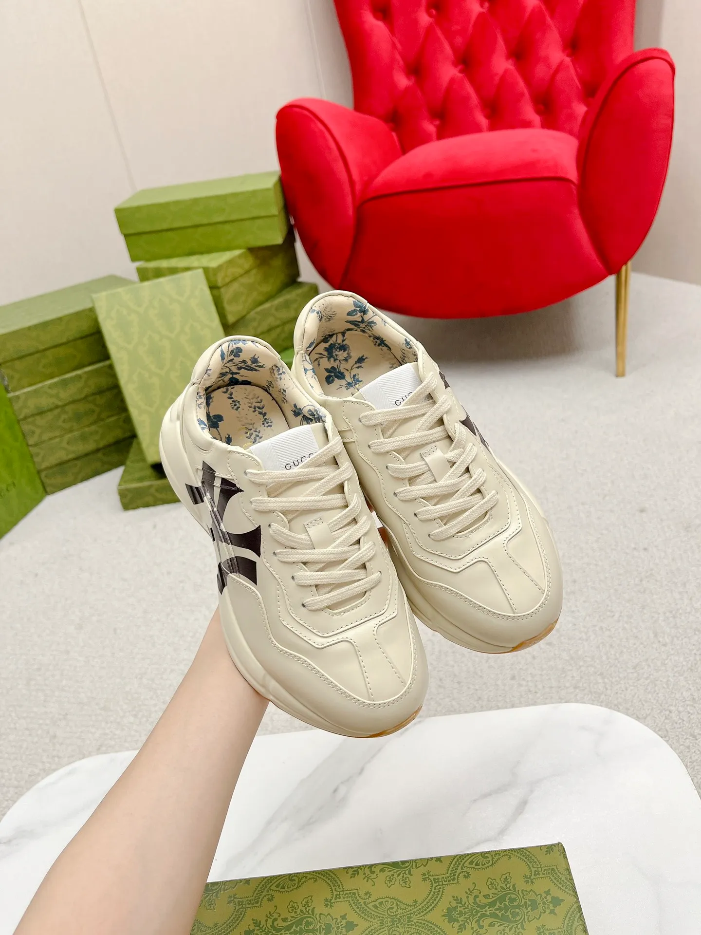 👟👟Ex-factory price 700👟👟 Men +10 Gucci’s top version of couple’s dad shoes series is new! 🖤 ⚠GG couple’s dad shoes have been very popular in recent years; new colors are updated constantly; new colors are updated, and our home and counters have new ones at the same time. This classic dad shoe is popular among celebrities and Internet celebrities. Anchors and others are sure to plant grass and call ❤ Classic fashion style, distressed leather surface, 5D drawing printing; mixed surface splicing colors, etc... Original customization (off-white eco-friendly cowhide, first layer of cowhide inside), original outsole... Shiny colorful drawings embellish the sides of the shoe body, old color rubbing, package production technology, 1:1 creation / only to make the best shoes. ⚠️ Comes with high-end full package at the counter. …………………………………………………… 👑❥∙Colour: Doraemon model/Mickey Mouse model/Lip model/Donald Duck model/Anchor model/Classic red and green striped logo model/NY letter model/Rainbow letter model/Red ebony cloth model/G letter pink cloth model/North Face joint model/Little Bear model/New blue color model/New orange color model 👑❥∙Size: Women’s model 35-40 Men's 39-44
